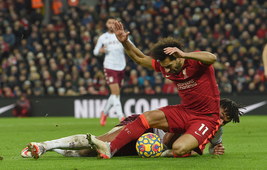  萨拉赫争议点球引发舆论风波  