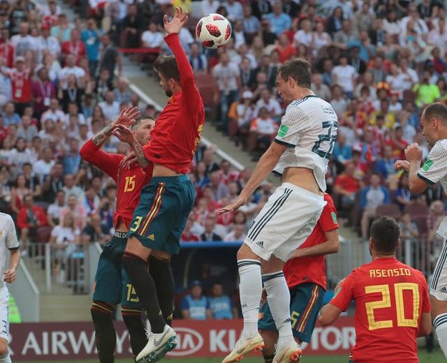  弗赖堡传控打法炉火纯青，耐心组织破解密集防守